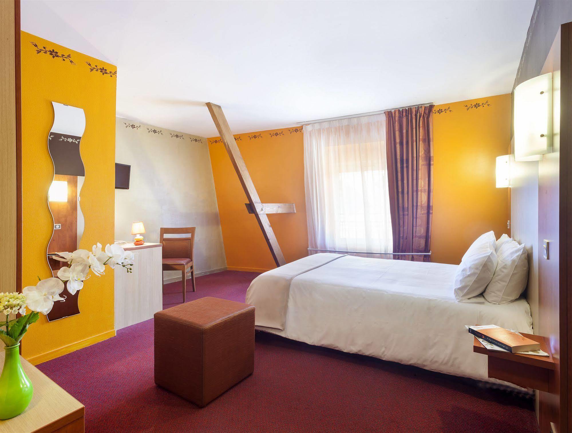 Brit Hotel Le Lion D'Or Chinon Exterior photo